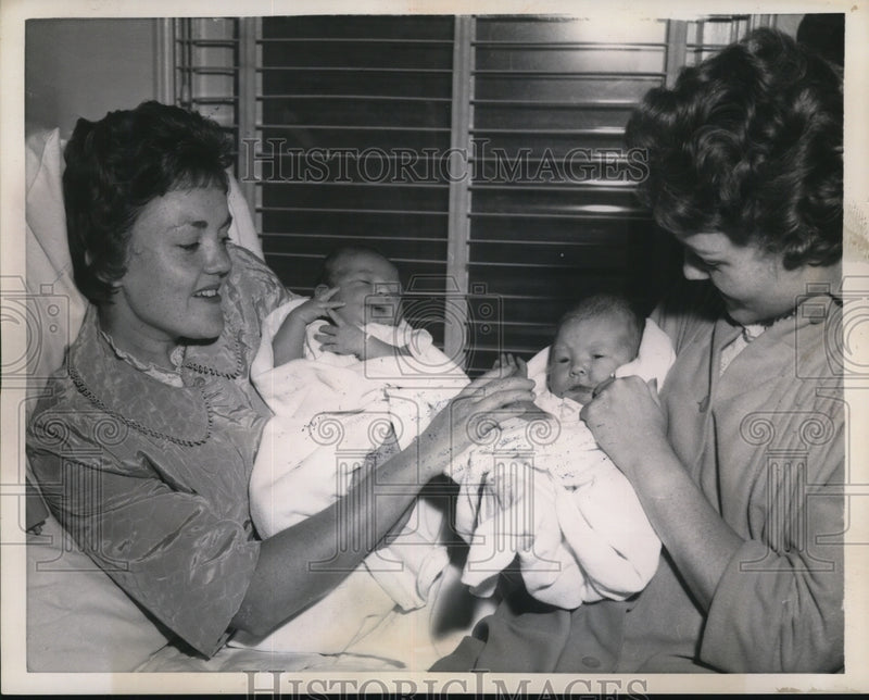 Load image into Gallery viewer, 1959 Press Photo Twins Marilyn Self and Carilyn Tiitle Pose with Daughters
