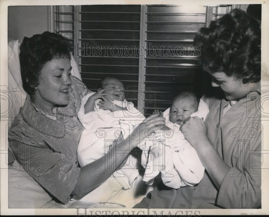 1959 Press Photo Twins Marilyn Self and Carilyn Tiitle Pose with Daughters