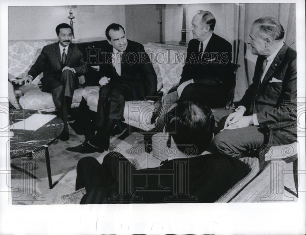 1969 Press Photo Pres.Richard Nixon discuss problems and progress in Vietnam