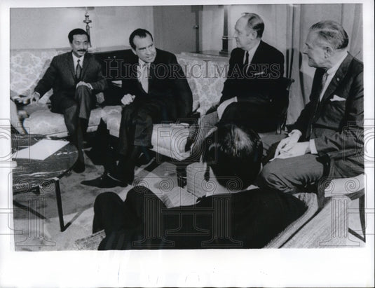 1969 Press Photo Pres.Richard Nixon discuss problems and progress in Vietnam