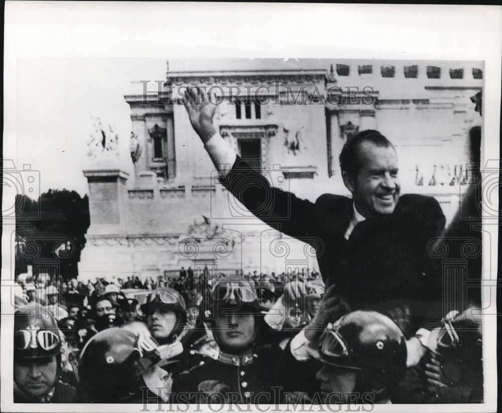 1969 Press Photo President Richard Nixon Waving from Car in rome, italy