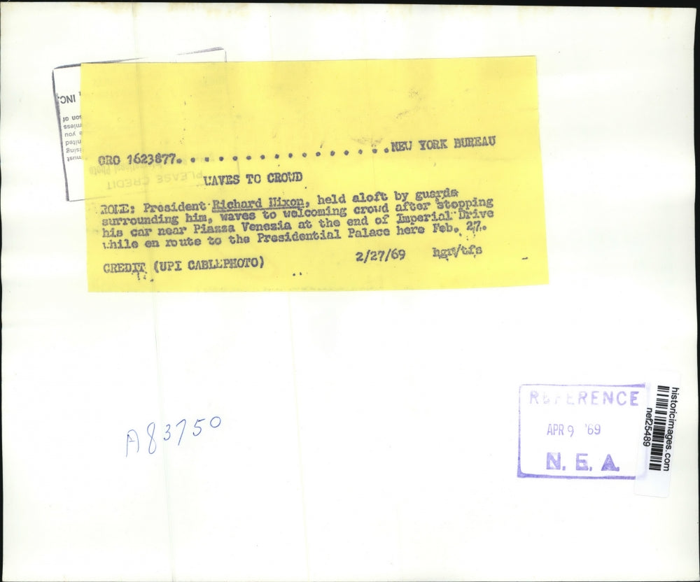 1969 Press Photo President Richard Nixon Waving from Car in rome, italy