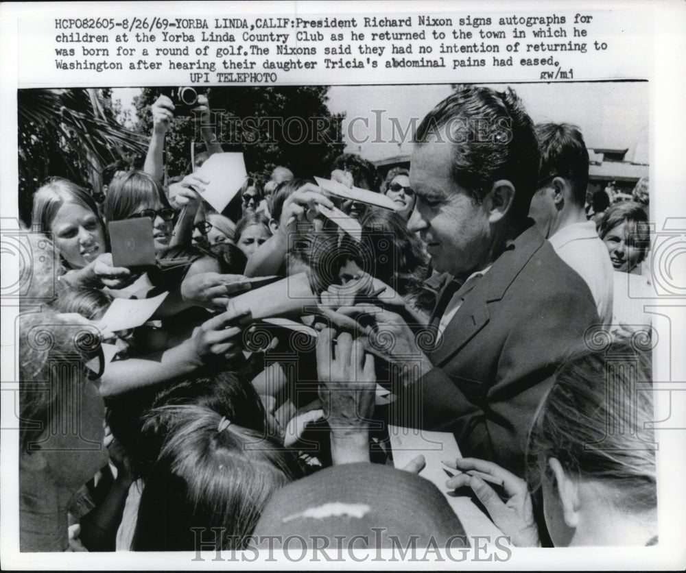 1969 Press Photo Richard Nixon Signs Autographs at Yorba Linda Country Club