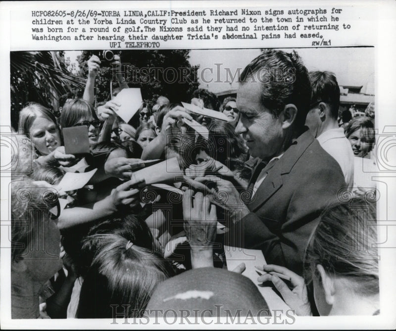 Load image into Gallery viewer, 1969 Press Photo Richard Nixon Signs Autographs at Yorba Linda Country Club
