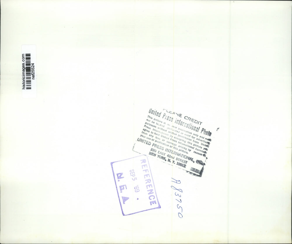 1969 Press Photo Richard Nixon Signs Autographs at Yorba Linda Country Club