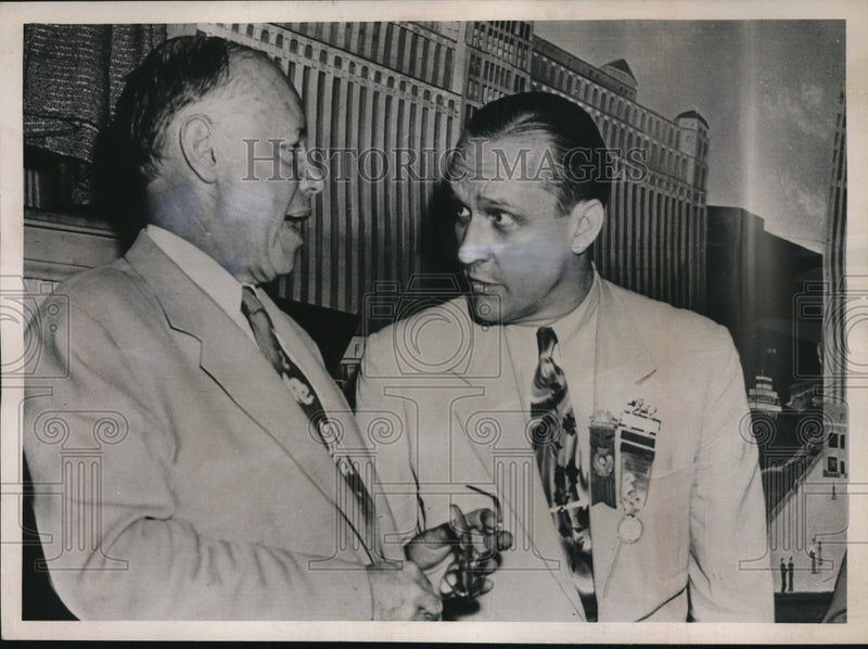Load image into Gallery viewer, 1952 Press Photo Robert Taft and William Knowland Confer at Convention Hall
