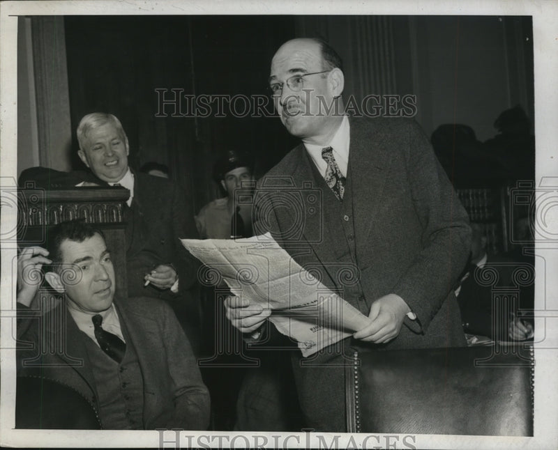 Load image into Gallery viewer, 1946 Press Photo DuBrul testifies during Senate Labor Committee hearing
