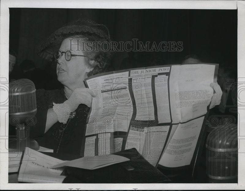 Load image into Gallery viewer, 1945 Press Photo Helen Virginia Somers at Senate Foreign Relations Hearing
