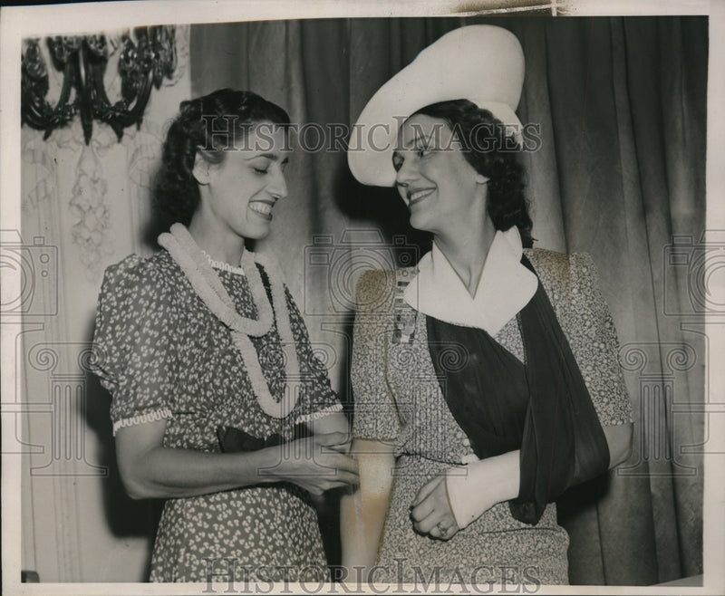 Load image into Gallery viewer, 1940 Press Photo Dorothy McAllister, Toni Sambuck Young at Democratic Convention
