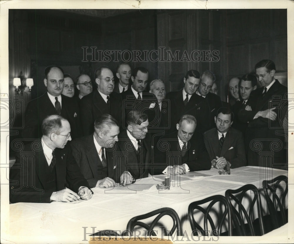 1938 Press Photo Ohio Officials Relief Meeting of E.E. Hagerman in Cleveland