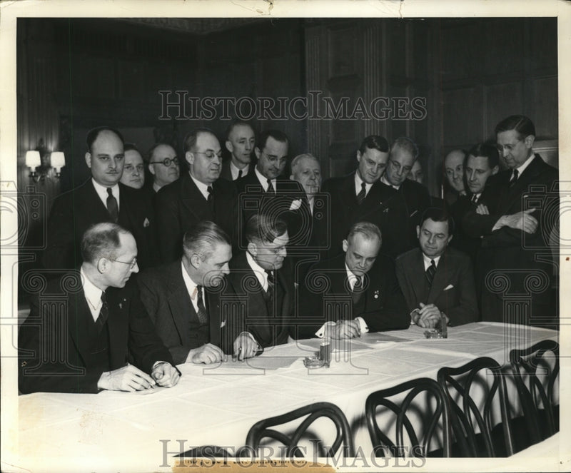 Load image into Gallery viewer, 1938 Press Photo Ohio Officials Relief Meeting of E.E. Hagerman in Cleveland
