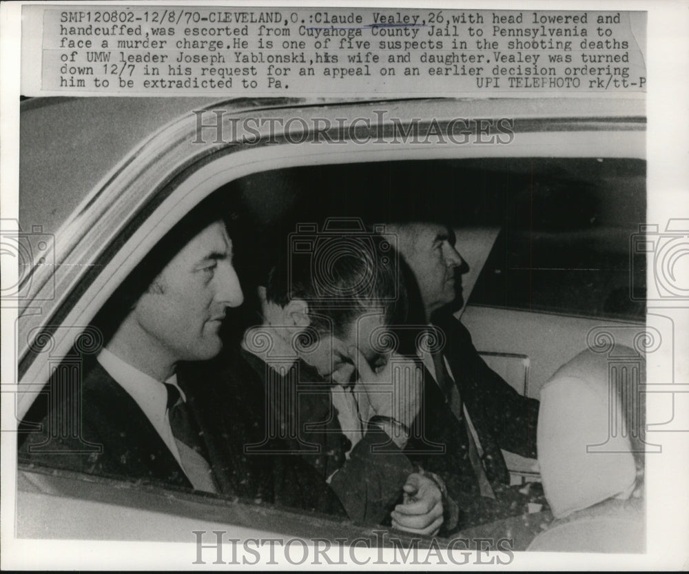1970 Press Photo Claude Vealey Escorted from Cuyahoga County Jail, Ohio