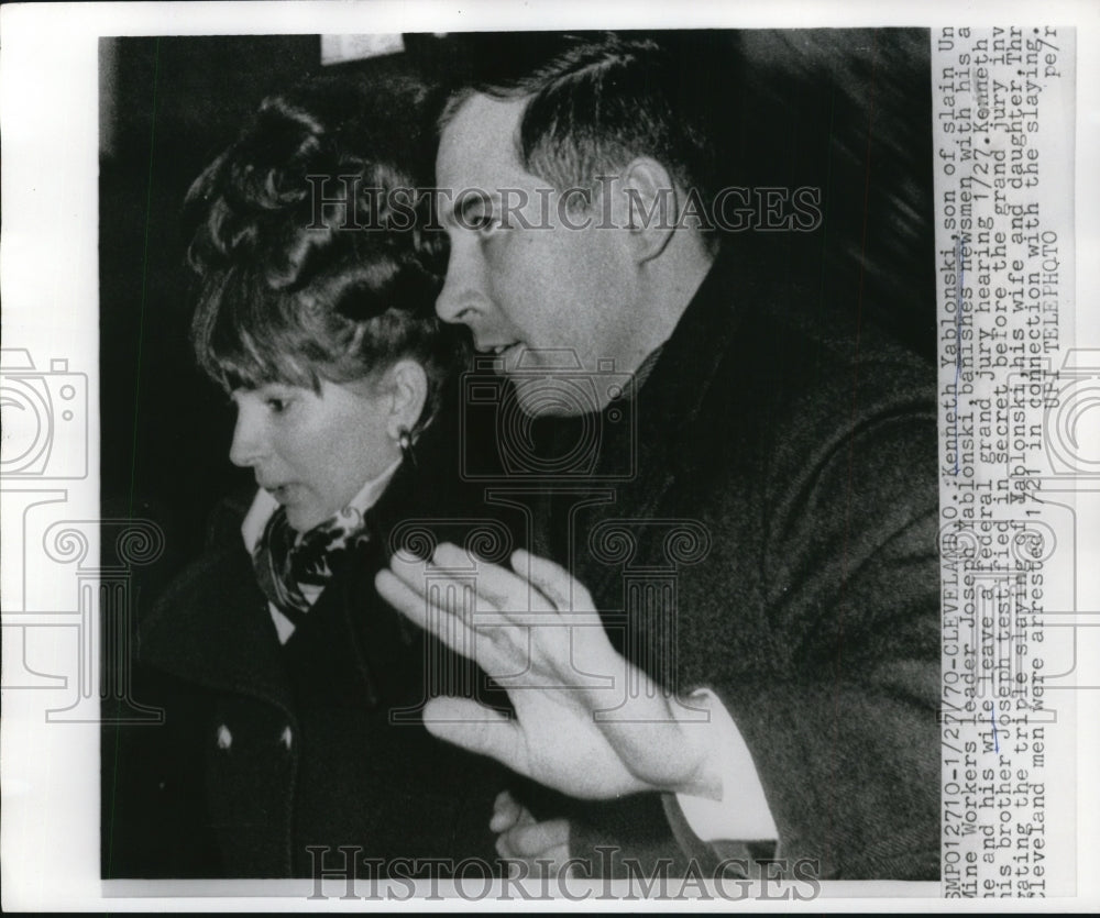 1970 Press Photo Kenneth Yablonski banishes newsmen with his arm - nef25739