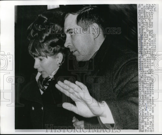 1970 Press Photo Kenneth Yablonski banishes newsmen with his arm - nef25739