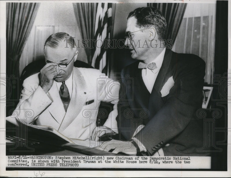 Load image into Gallery viewer, 1952 Press Photo Stephen Mitchell with President Truman at the White House
