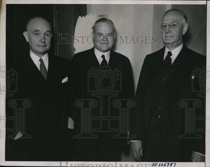Load image into Gallery viewer, 1936 Press Photo Herbert Hoover, court witness at alma mater with trustees
