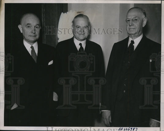 1936 Press Photo Herbert Hoover, court witness at alma mater with trustees