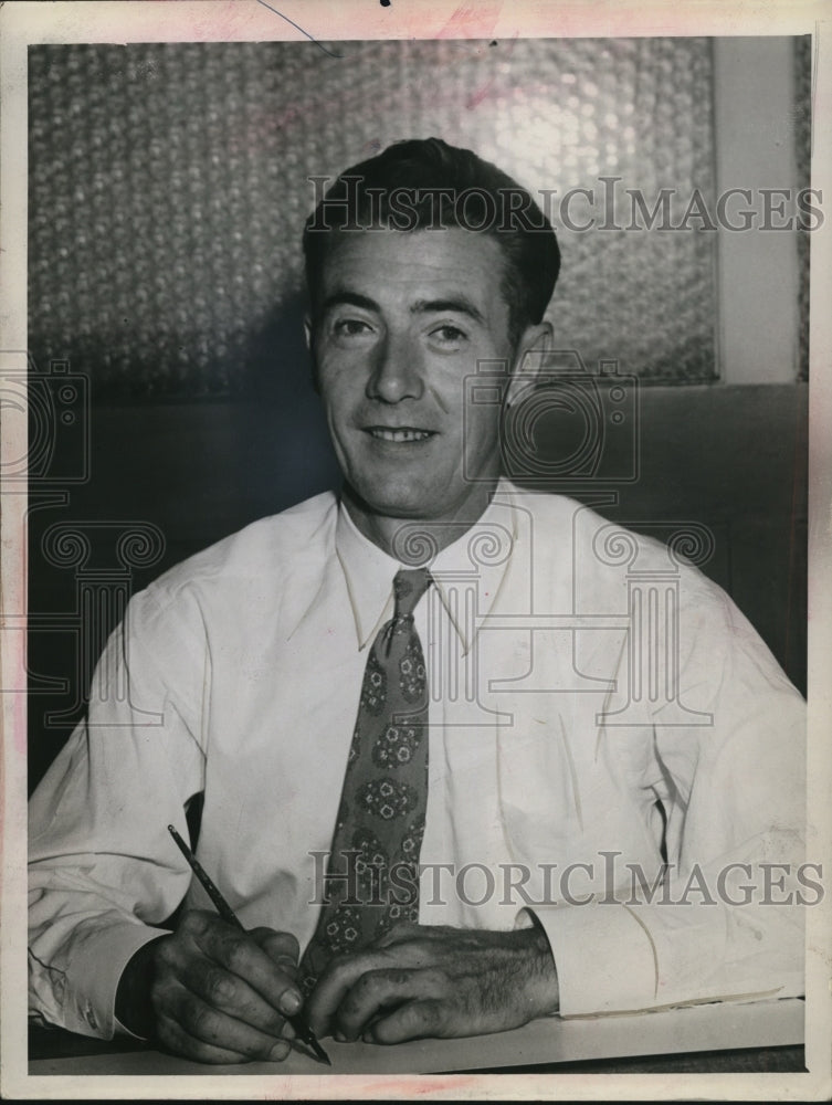 Load image into Gallery viewer, 1946 Press Photo Jack Swords - nef25770
