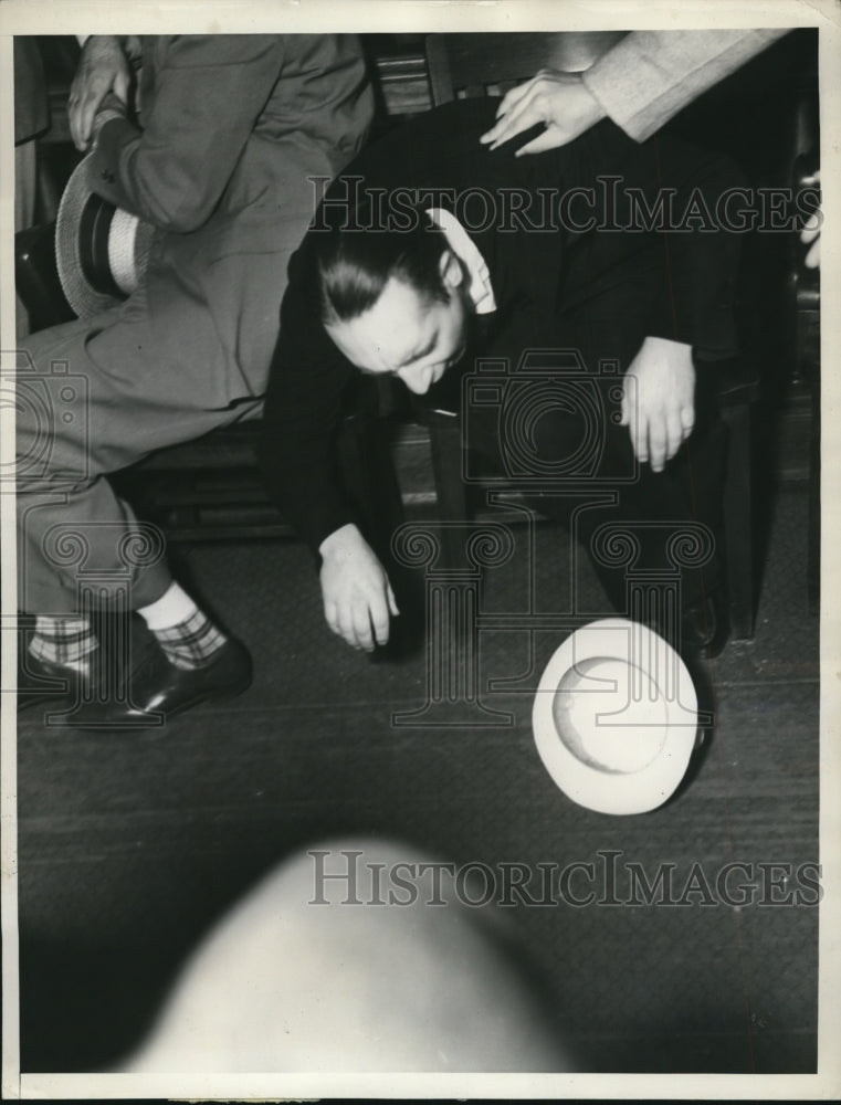 Load image into Gallery viewer, 1938 Press Photo Donald R Newbold collapsed in the court room - nef25772
