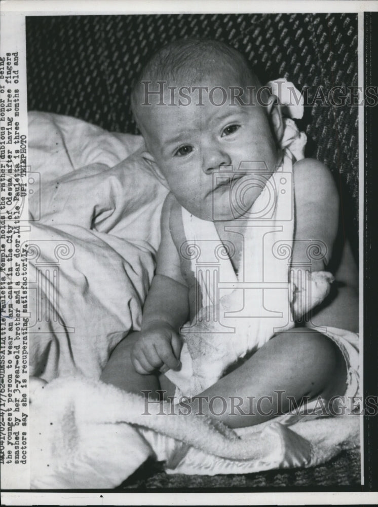 Load image into Gallery viewer, 1962 Press Photo Pauletta Temple, the youngest person to wear a cast in Odessa
