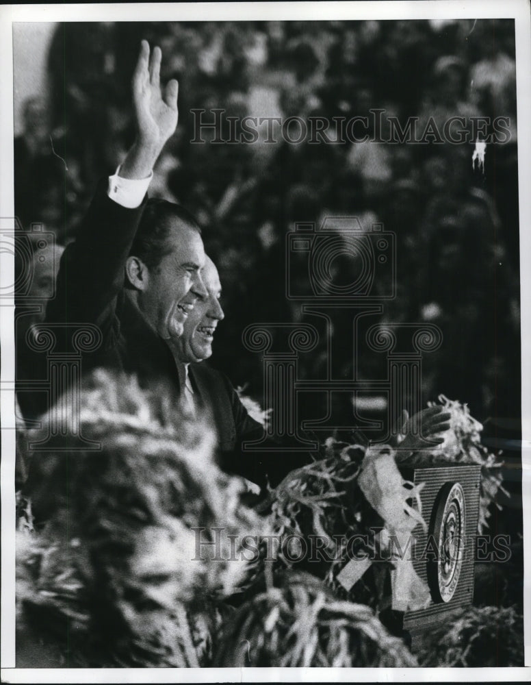 Load image into Gallery viewer, 1969 Press Photo Pres Nixon &amp; William T Cahill as They Acknowledge Crowd Cheers
