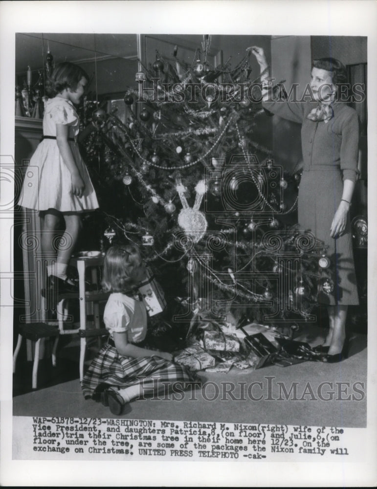 Load image into Gallery viewer, 1954 Press Photo Mrs Nixon &amp; Daughters Patricia and Julie Trim Christmas Tree
