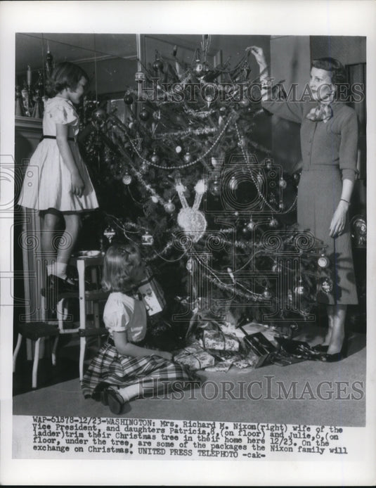 1954 Press Photo Mrs Nixon & Daughters Patricia and Julie Trim Christmas Tree
