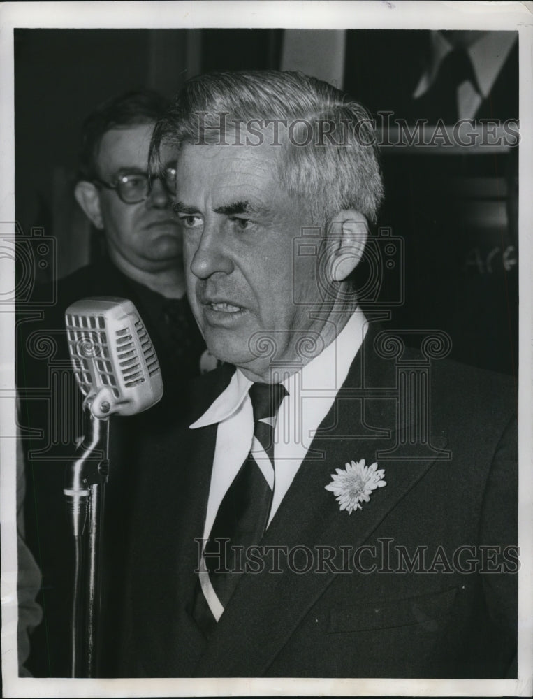 1948 Press Photo Pres Candidate Henry Wallce Talks to Well-Wishers - nef25873