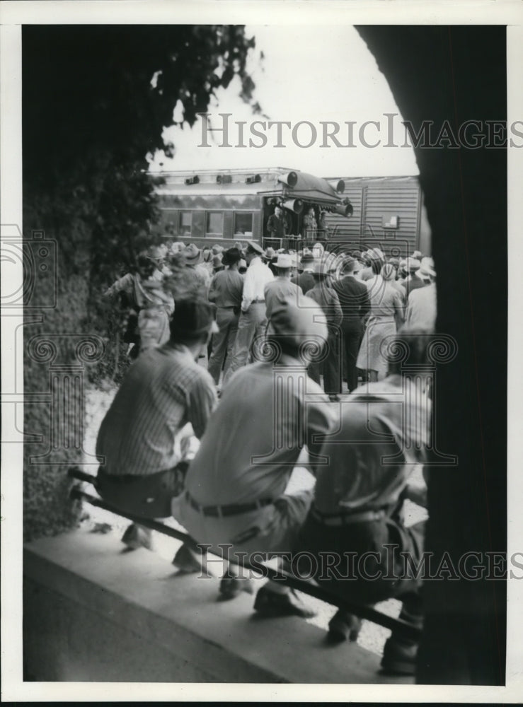 1940 Press Couple of Republican Nominee Wendell Willkie's Listeners at Vaughn