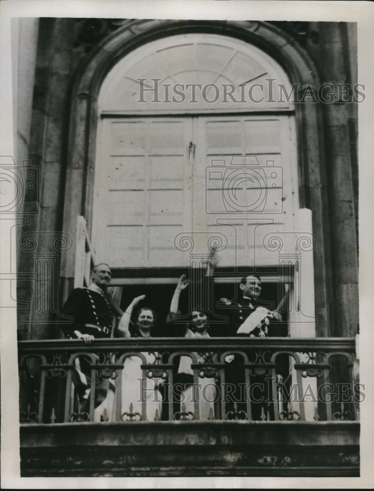 Load image into Gallery viewer, 1937 Press King Christian &amp; Queen Alexandrine Respond to the Roar of Cheering
