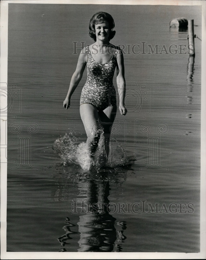 Load image into Gallery viewer, 1963 Press Photo Karen Briggs, "Miss Arlington State College" - nef25942
