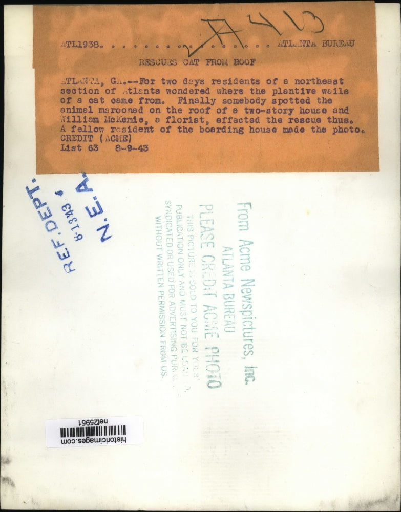 1943 Press Photo William McKemie Rescued Cat From Roof of Two-Story House