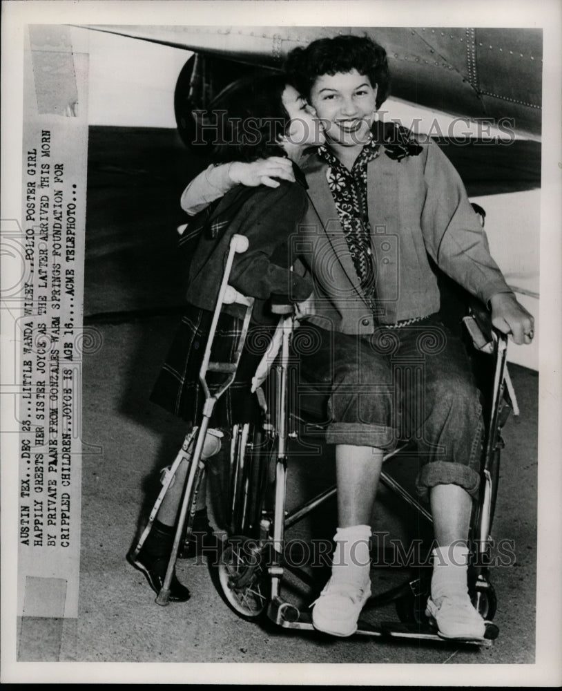 1950 Press Photo Polio Poster Girl Wanda Wiley Greets Her Sister Joyce