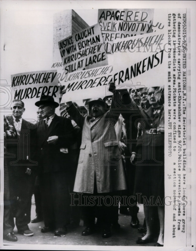 1960 Press Photo Group of Demonstrators Carrying Anti-Khrushchev Signs on 9/20