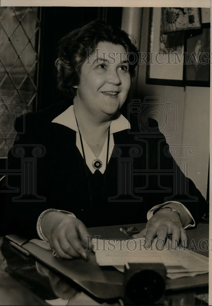 1937 Press Photo Charlotte Carr at Her Desk, Chicago - nef26010
