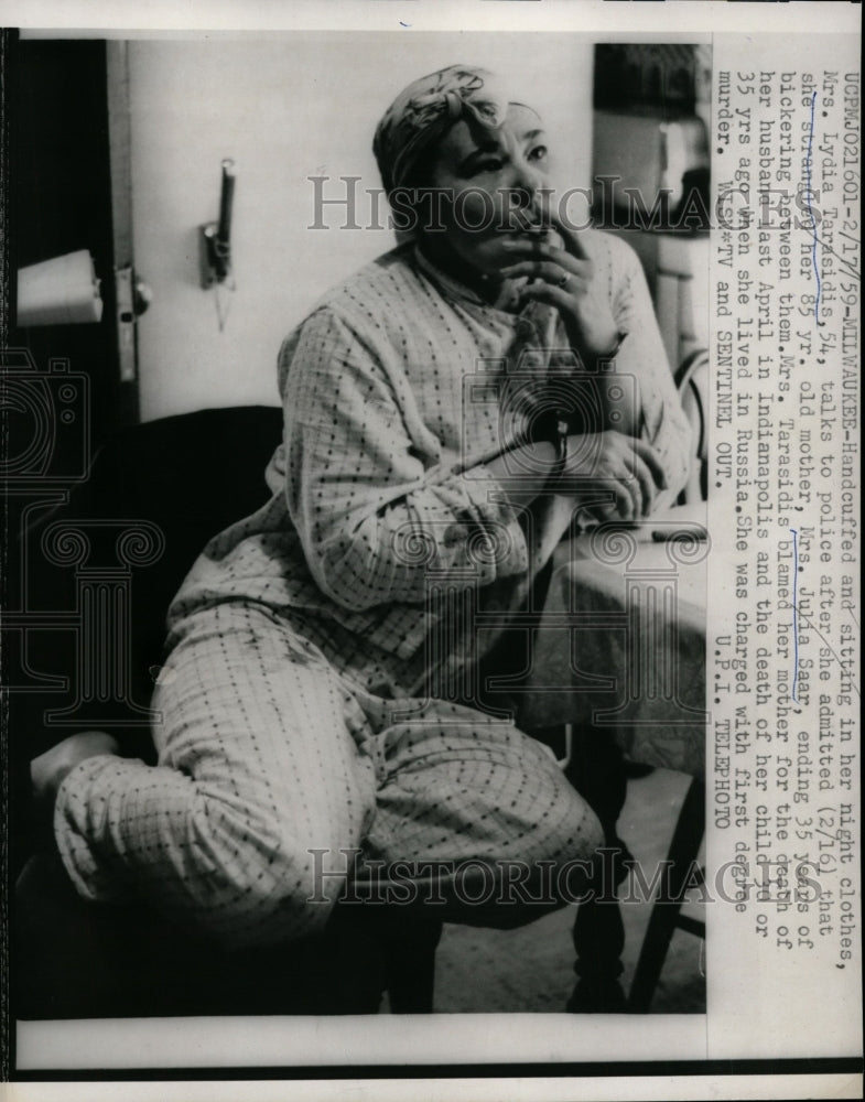 1959 Press Photo Lydia Tarasidis Talking to Police, Milwaukee, wisconsin