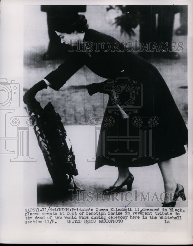 1953 Press Photo Queen Elizabeth II at Cenotaph Shrine, London- Historic Images