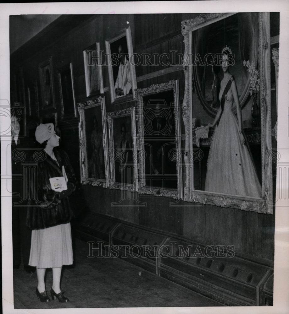 1952 Press Photo Queen Elizabeth II at Royal Society Portrait Painters Exhibit- Historic Images