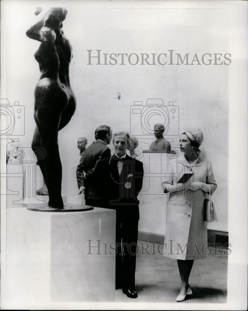 1965 Press Photo Queen Elizabeth II, Sir Charles Wheeler at royal Academy Arts- Historic Images