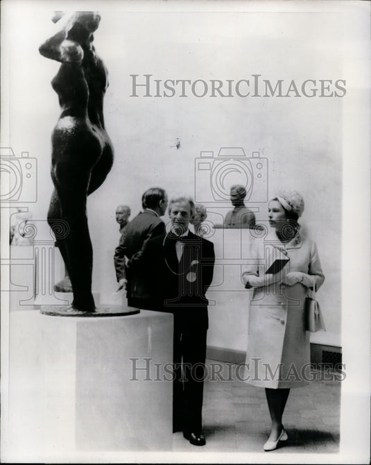 1965 Press Photo Queen Elizabeth II, Sir Charles Wheeler at royal Academy Arts- Historic Images