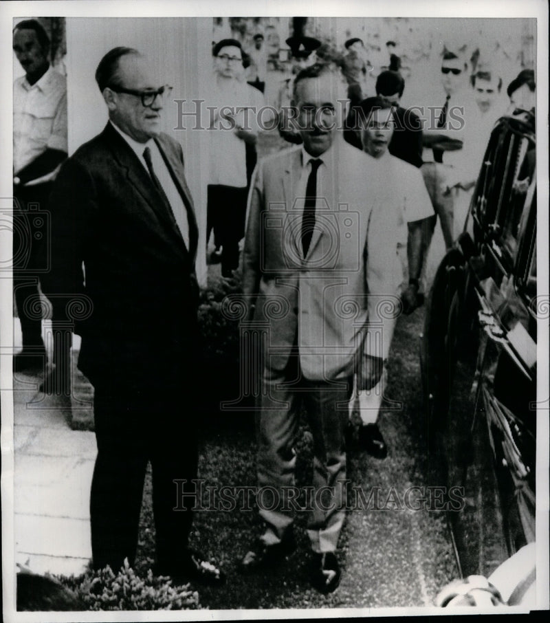Load image into Gallery viewer, 1968 Press Photo Sir donald Hopson, Sir David French in Hong Kong - nef26128
