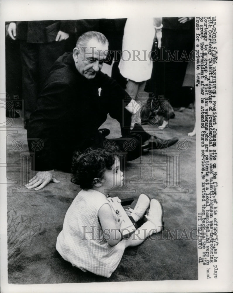 1966 Press Photo President Johnson plays with Courtenay Valenti - nef26190
