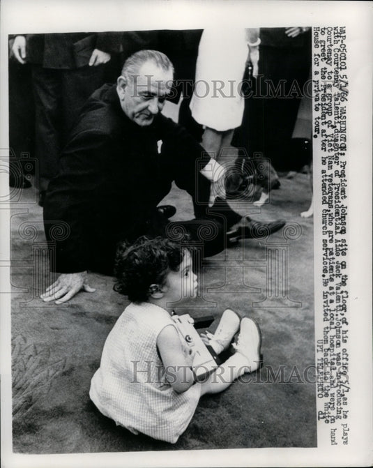 1966 Press Photo President Johnson plays with Courtenay Valenti - nef26190