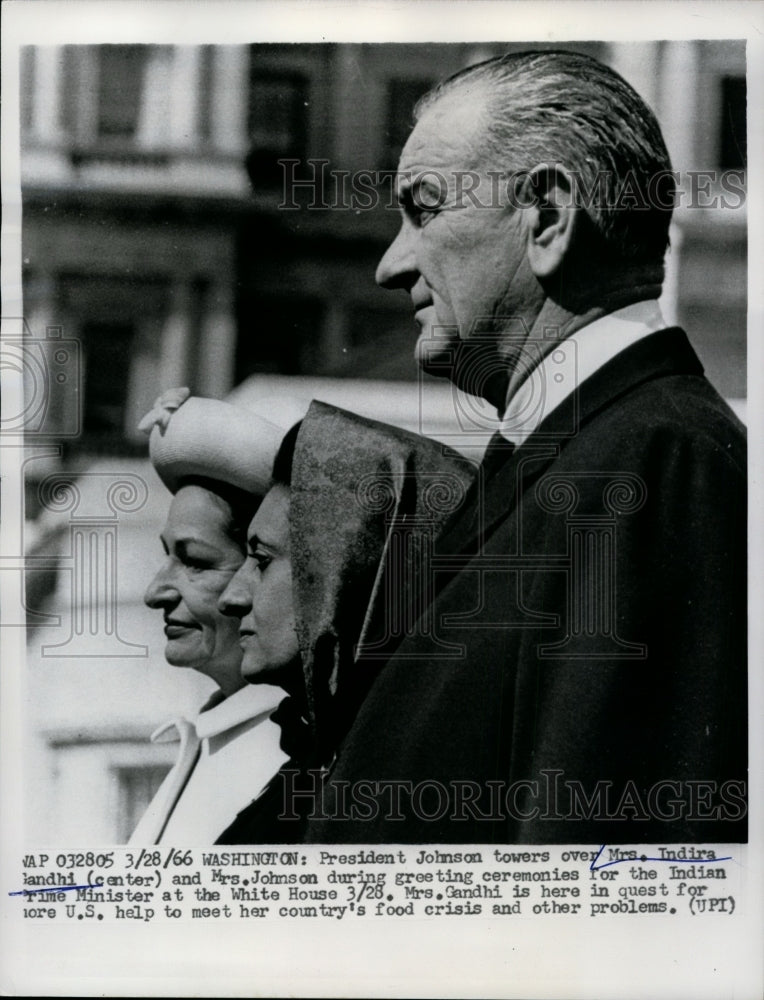 Load image into Gallery viewer, 1966 Press Photo President Johnson towers over wife and Mrs. Indira Gandhi
