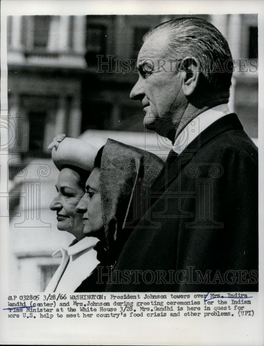 1966 Press Photo President Johnson towers over wife and Mrs. Indira Gandhi