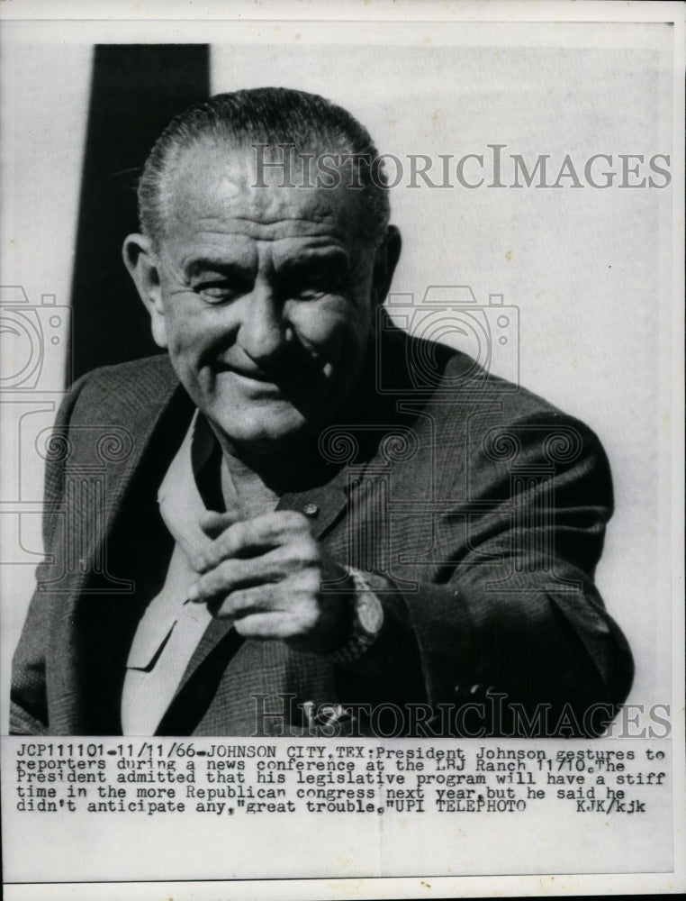 Load image into Gallery viewer, 1966 Press Photo President Johnson gestures to reporters during news conference
