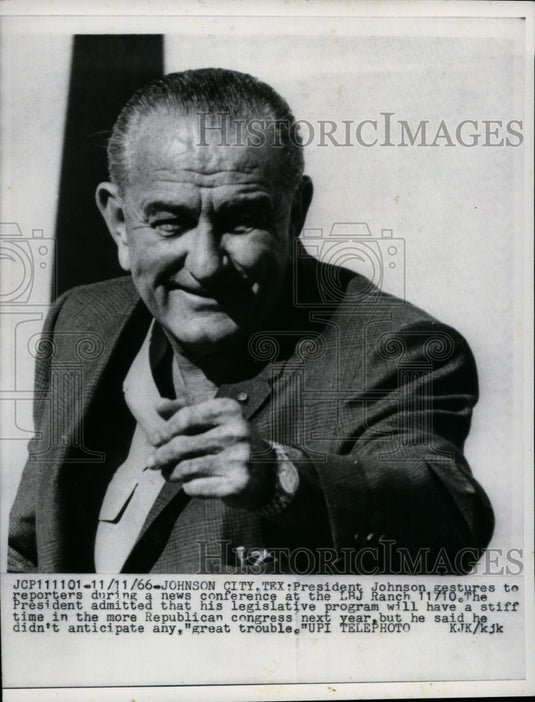 1966 Press Photo President Johnson gestures to reporters during news conference