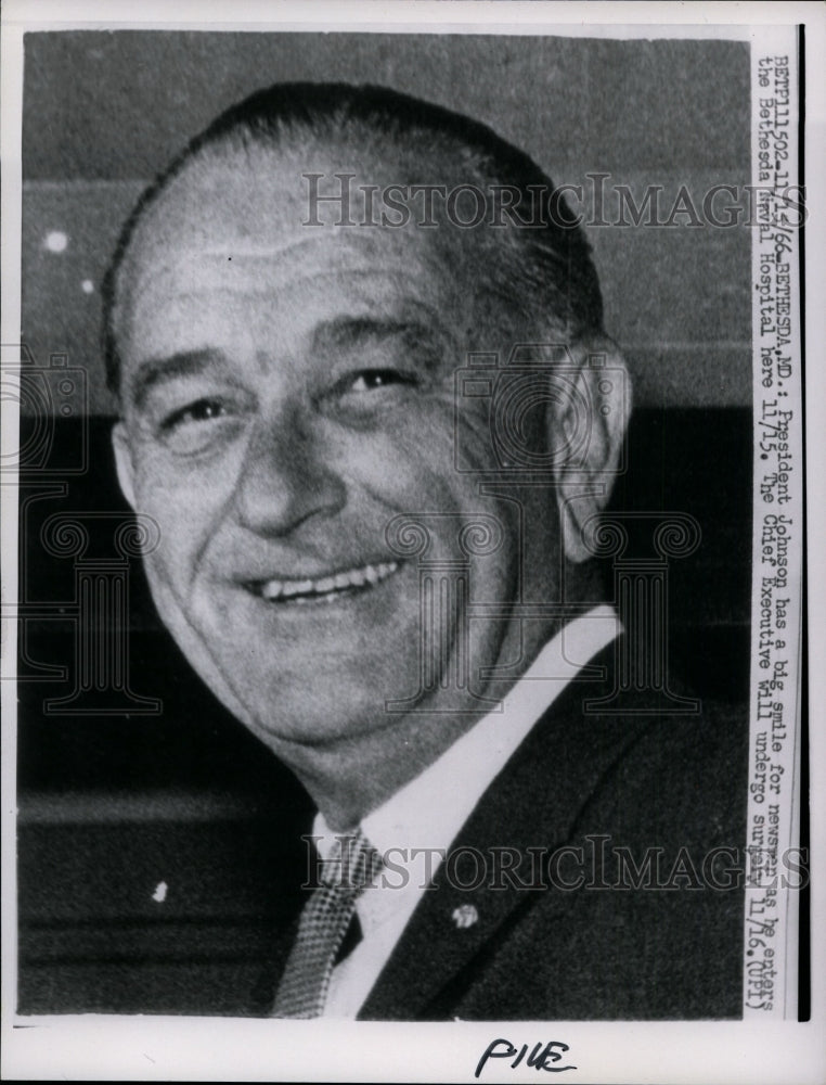 Load image into Gallery viewer, 1966 Press Photo President Johnson smiles for newsmen as he entered hospital
