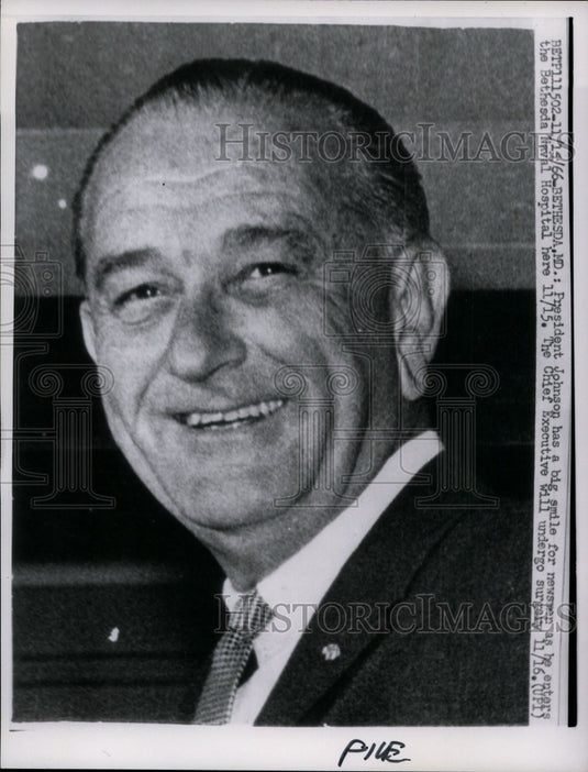 1966 Press Photo President Johnson smiles for newsmen as he entered hospital