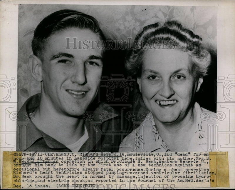 Load image into Gallery viewer, 1948 Press Photo Richard Heyard &amp; Mother of Cleveland, Ohio - nef26241

